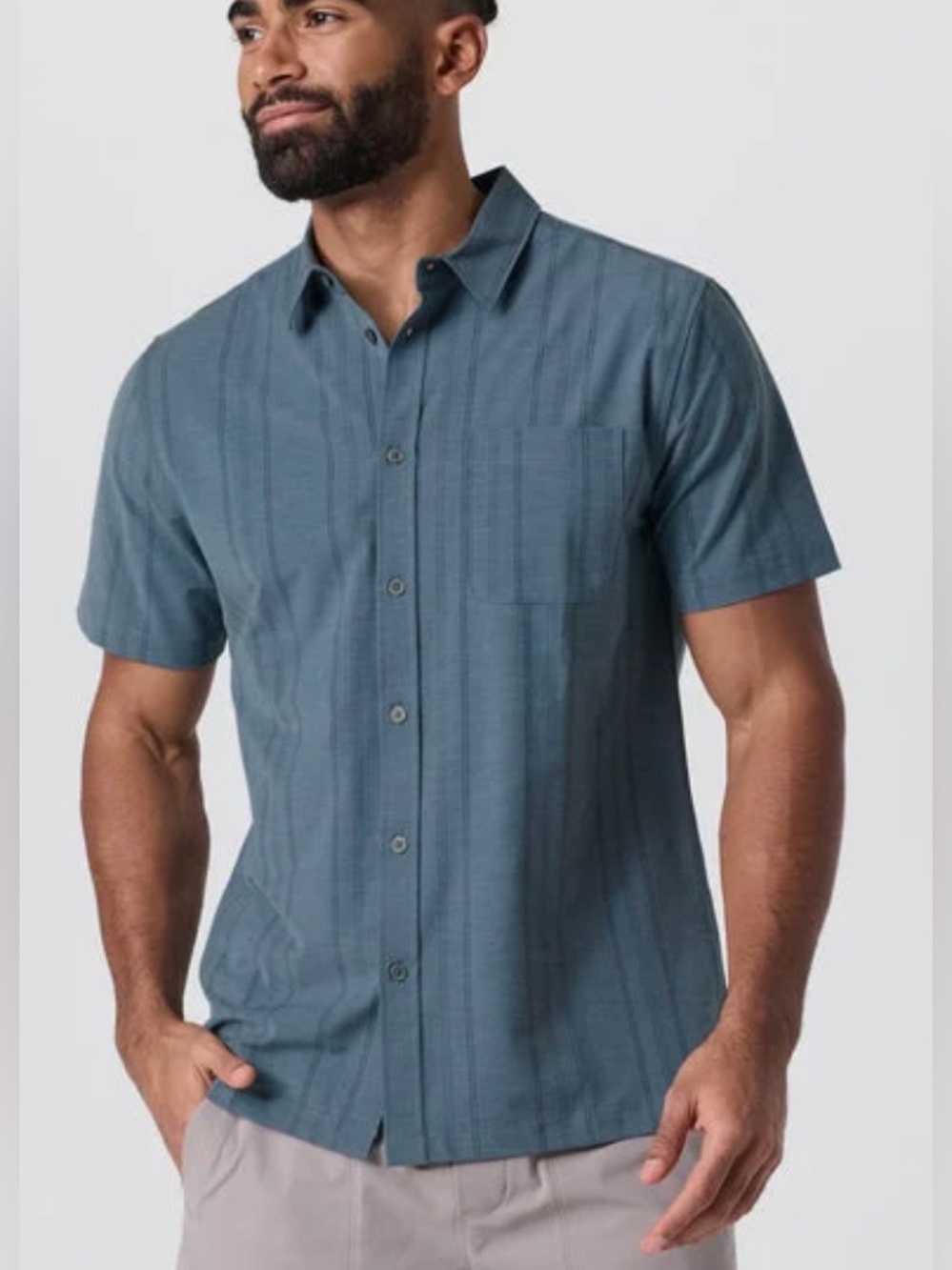 MEN’S VUORI SHORT SLEEVE BRIDGE BUTTON DOWN SHIRT, SIZE L.